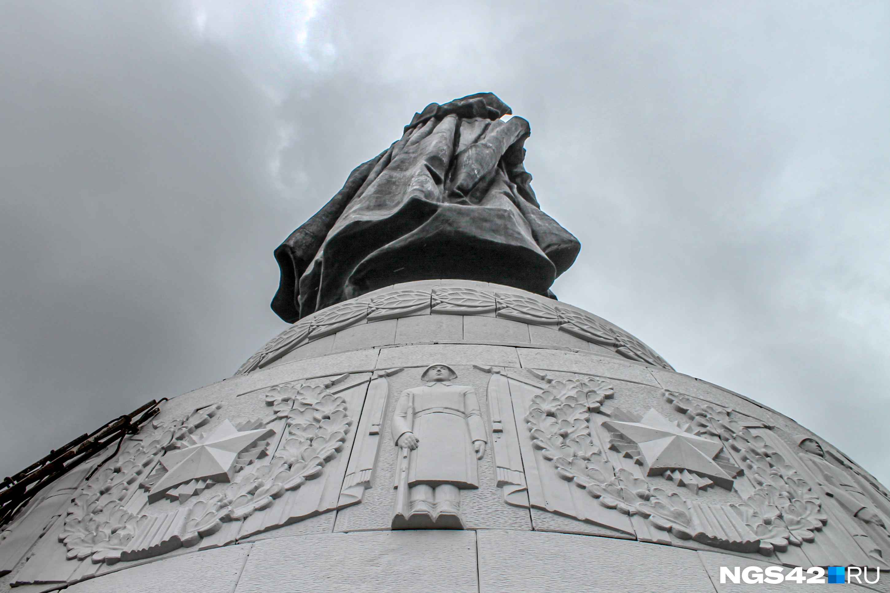 Монумент почему. Мемориал воину-освободителю (Кемерово). Памятник воину освободителю в Кемерово. Памятник воину освободителю Снежинск. Воин освободитель.