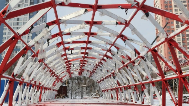 «Хрустальный» мост в Кемерове почти готов к сдаче