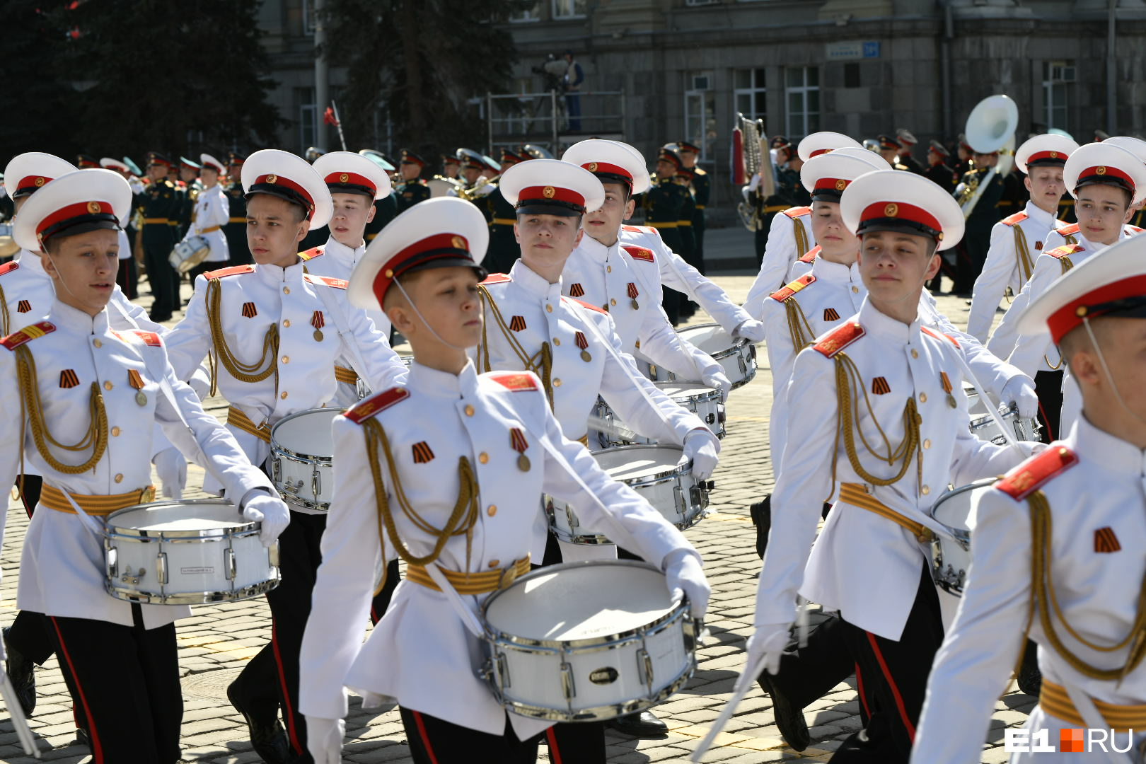 Барабанщики Суворовского училища открыли парад