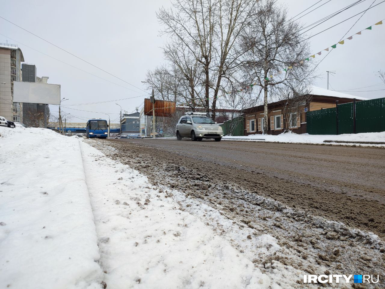 На дорогах образовалась снежная каша На дорогах образовалась снежная каша