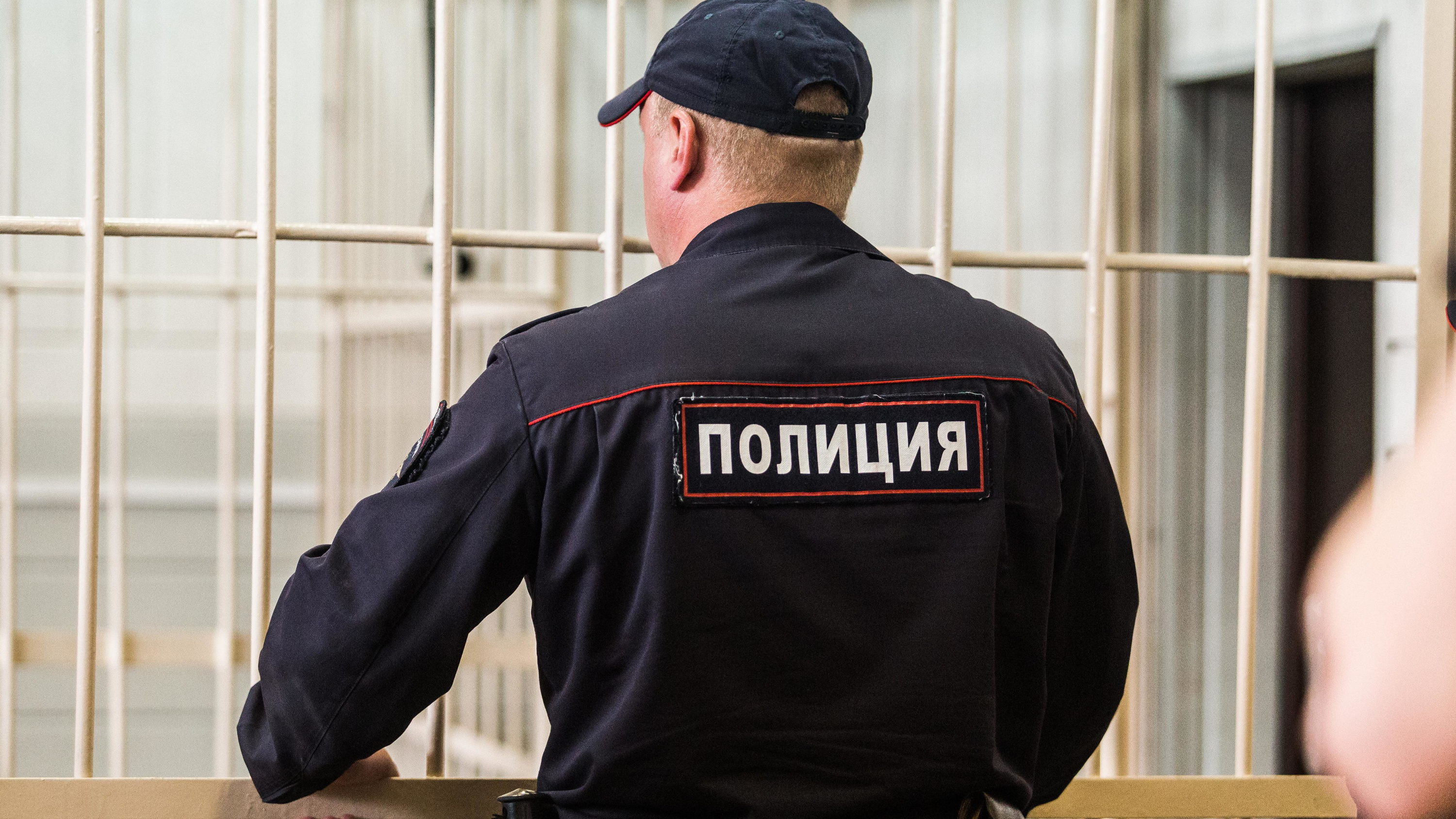 Вахтовик из Чувашии курил на борту самолета до Новосибирска — кадры его задержания в Толмачево
