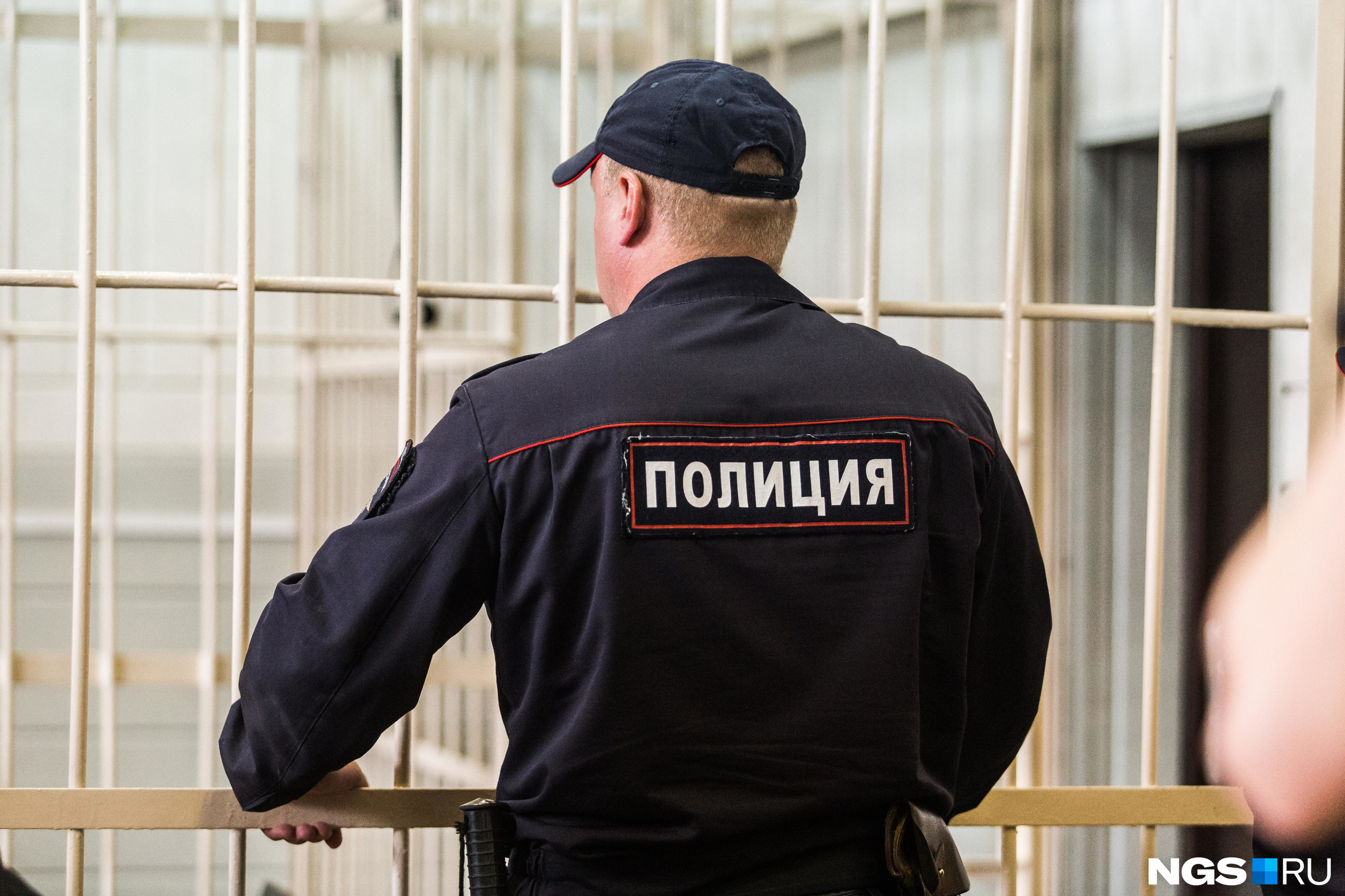 В Калининграде полицейские задержали пару за секс на братской могиле - Российская газета