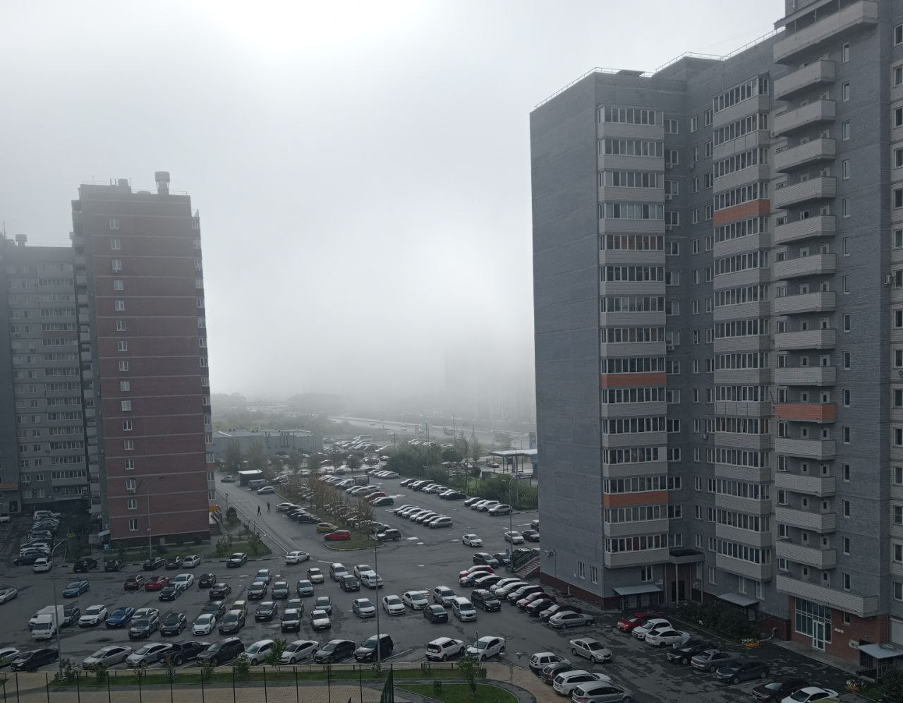 А это — ЖК «Плеханово». Машины видны только те, что расположены на стоянке. Вид на дорогу чуть дальше загородил туман А это — ЖК «Плеханово». Машины видны только те, что расположены на стоянке. Вид на дорогу чуть дальше загородил туман