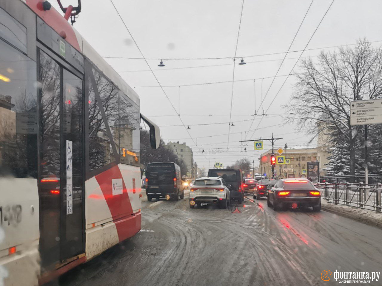 Массовое ДТП час держит в заложниках трамваи на Загородном проспекте
