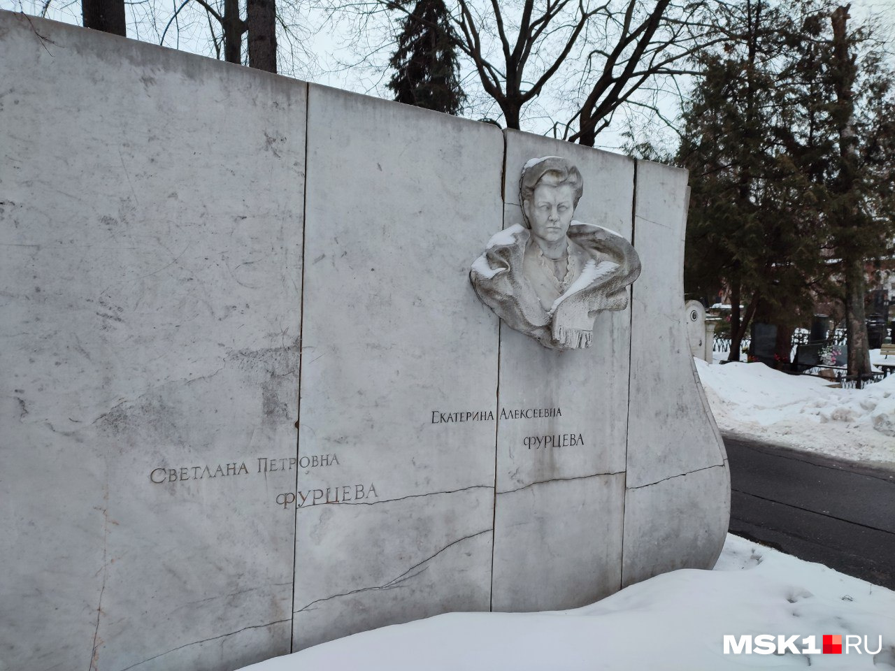 Под воздействием времени и погоды стелы дали трещину Под воздействием времени и погоды стелы дали трещину