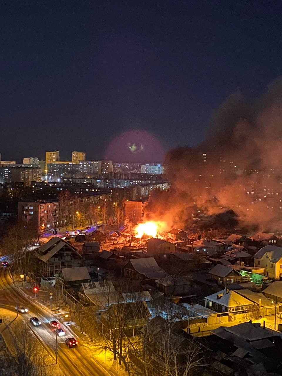 В частном секторе Уралмаша произошел сильный пожар: видео
