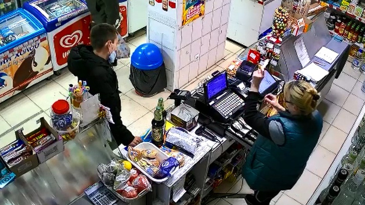 Екатеринбуржец купил пиво и чипсы за фальшивые деньги. Теперь его разыскивает полиция