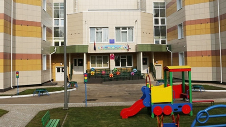 В Красноярске двухлетний ребенок гулял один во дворе и пропал. Его нашли во дворе детского сада
