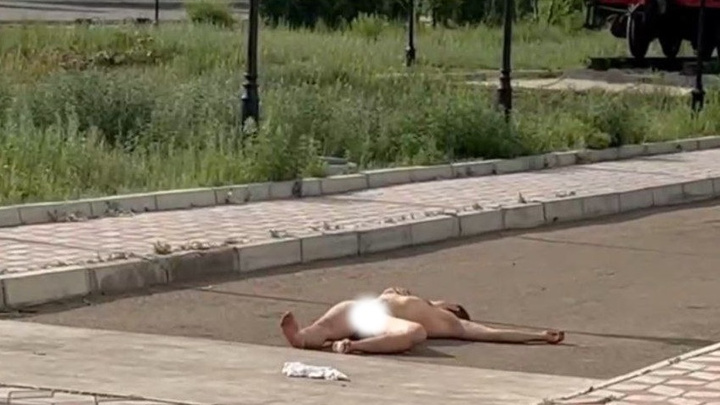 Голый мужчина уснул на улице в Краснокаменске