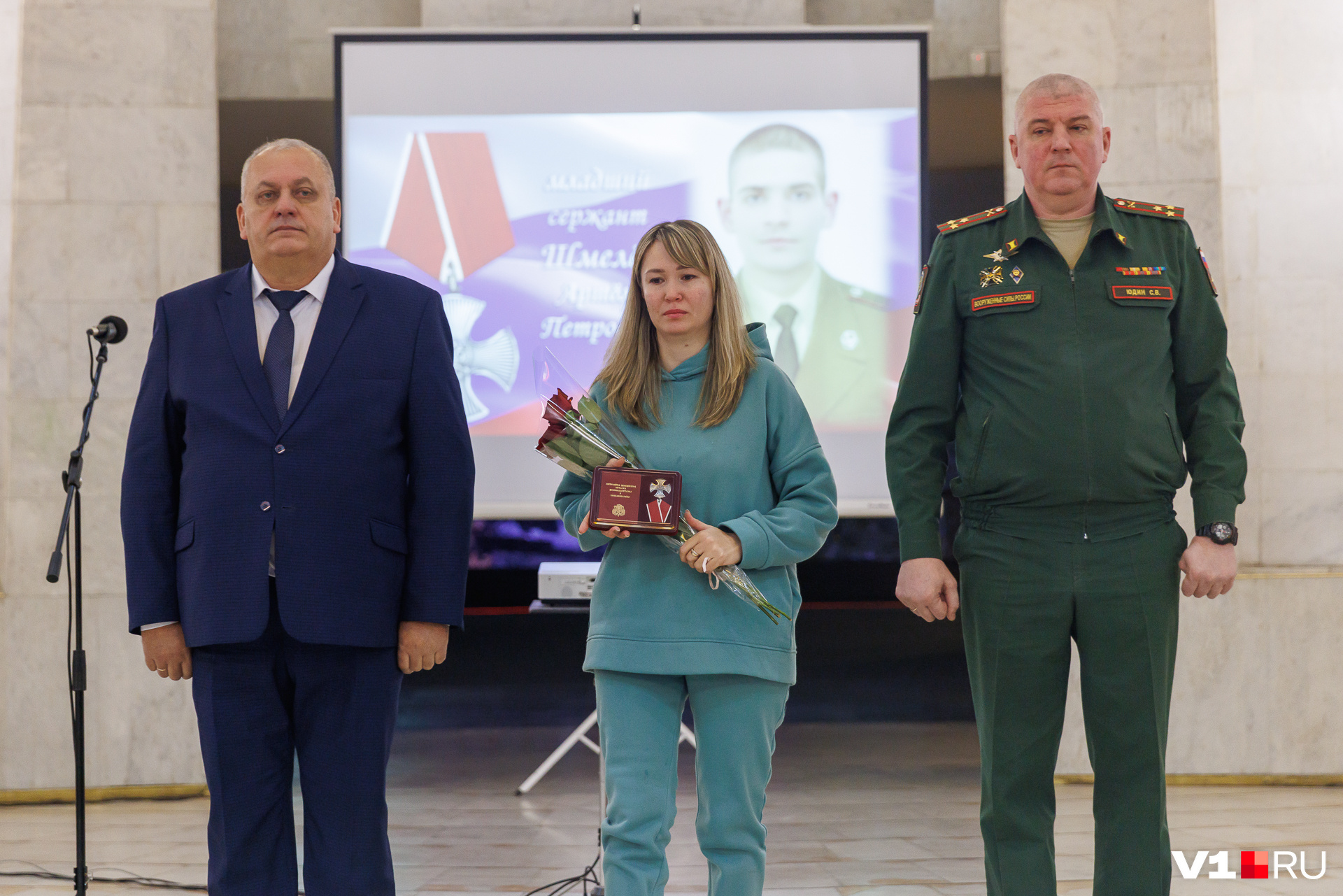Ирина забрала награду погибшего мужа Ирина забрала награду погибшего мужа
