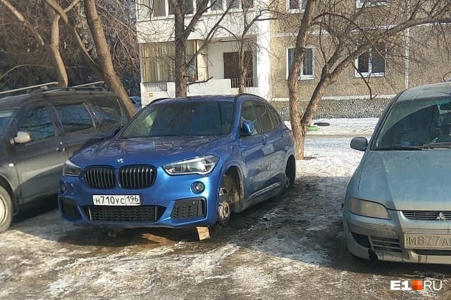 В Екатеринбурге воры снимают колеса с элитных авто. В этот раз «разули» BMW