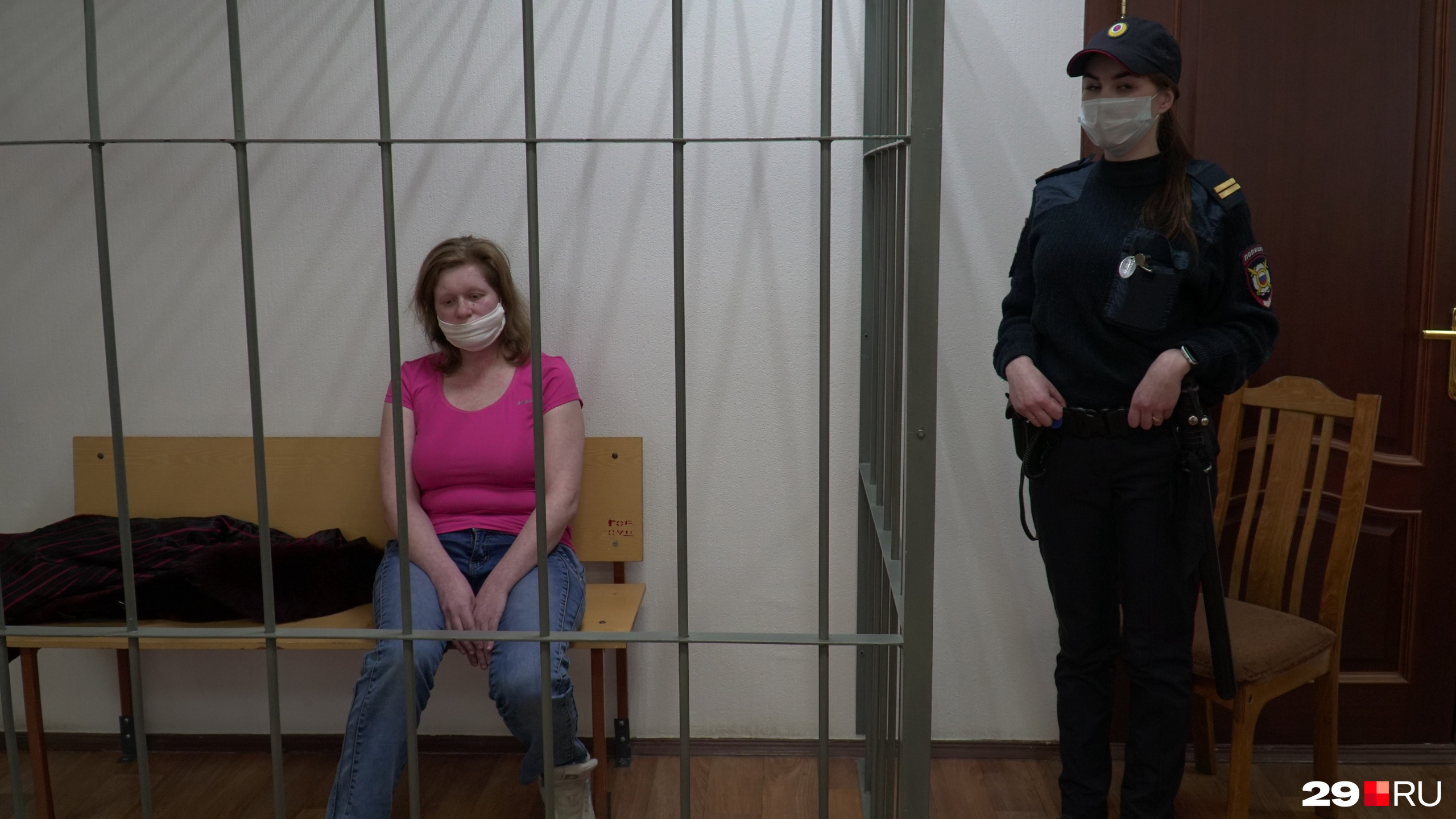 женщина выкинула кота