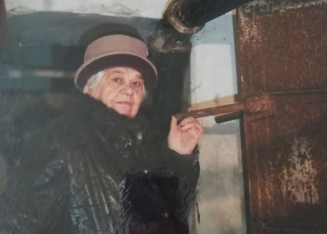 Бомбоубежище, в котором жила Евгения Синельникова, сохранилось. Как и буржуйка, согревавшая во время бомбежек. Фото из семейного архива Евгении Синельниковой.