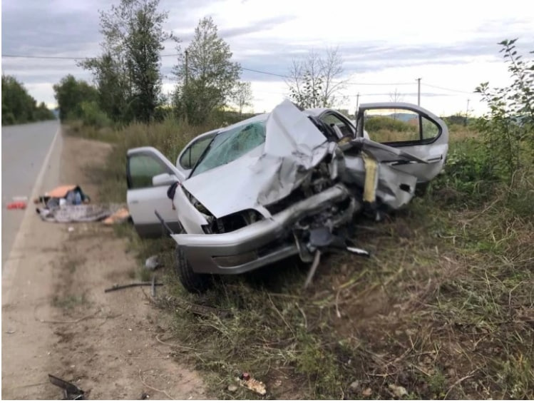 В Toyota Camry погибли три человека В Toyota Camry погибли три человека