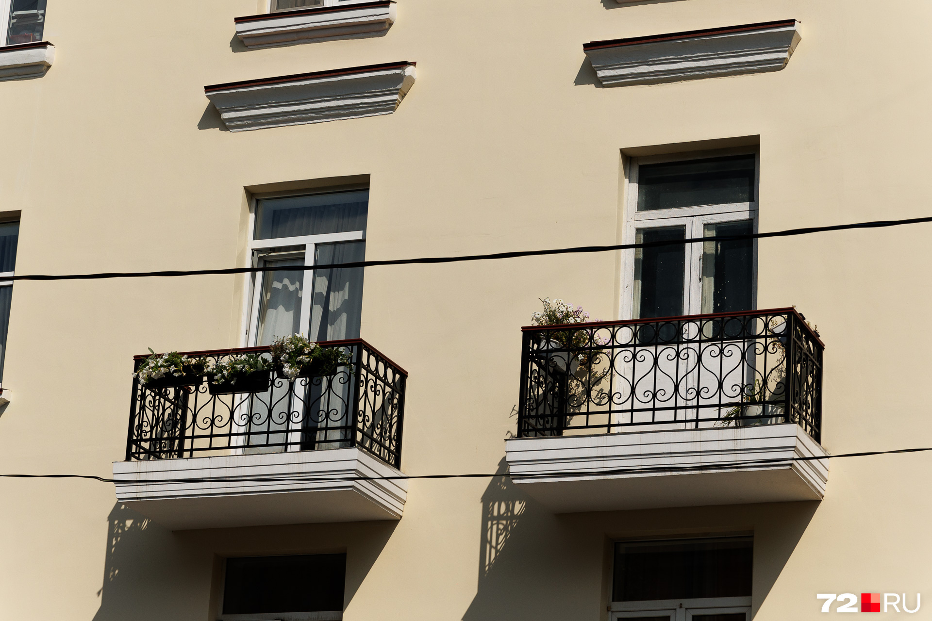 Красота в простоте — это, например, про убранство маленьких балкончиков в одной из тюменских сталинок. Посмотрите, как уютно