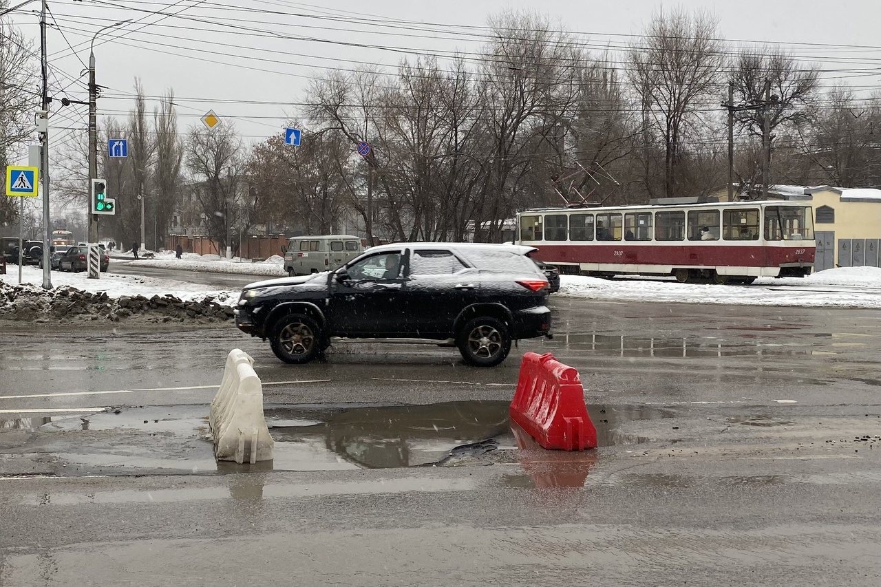 Мэрия Волгограда заделала яму-ловушку на Второй Продольной. После того как  в нее попали несколько автомобилей - 17 февраля 2022 - V1.ру