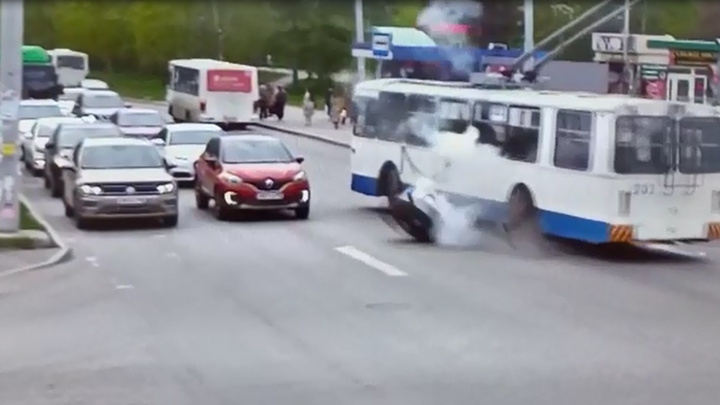 В Екатеринбурге у троллейбуса на ходу оторвало колесо: жуткое видео