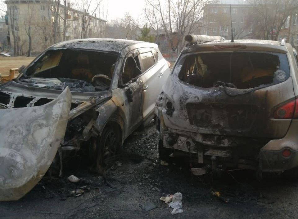 В Ангарске разыскивают подозреваемого в поджоге двух иномарок