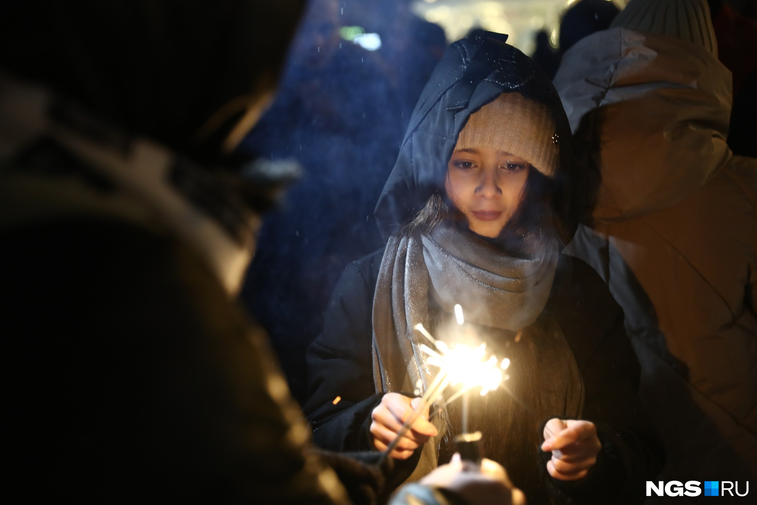 Многие были с бенгальскими огнями Многие были с бенгальскими огнями