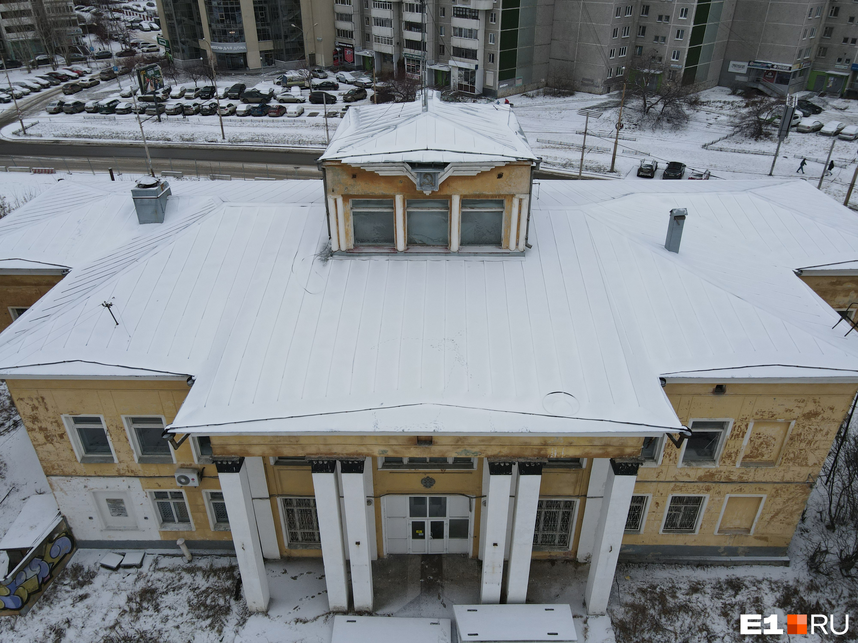 По официальной версии, здание сносят в целях экономии