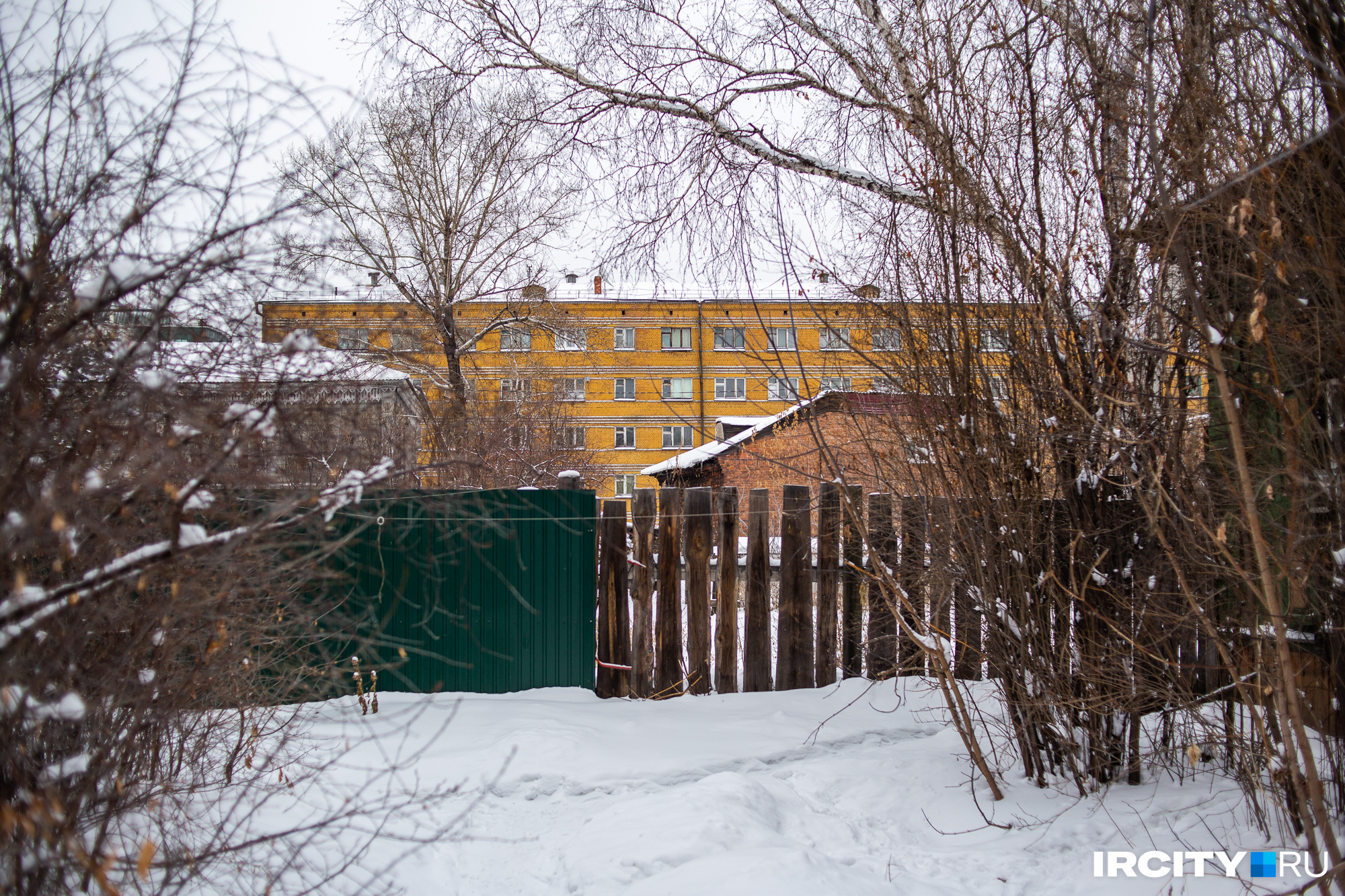 За этим забором — огороды жильцов дома № 14 на Польских Повстанцев