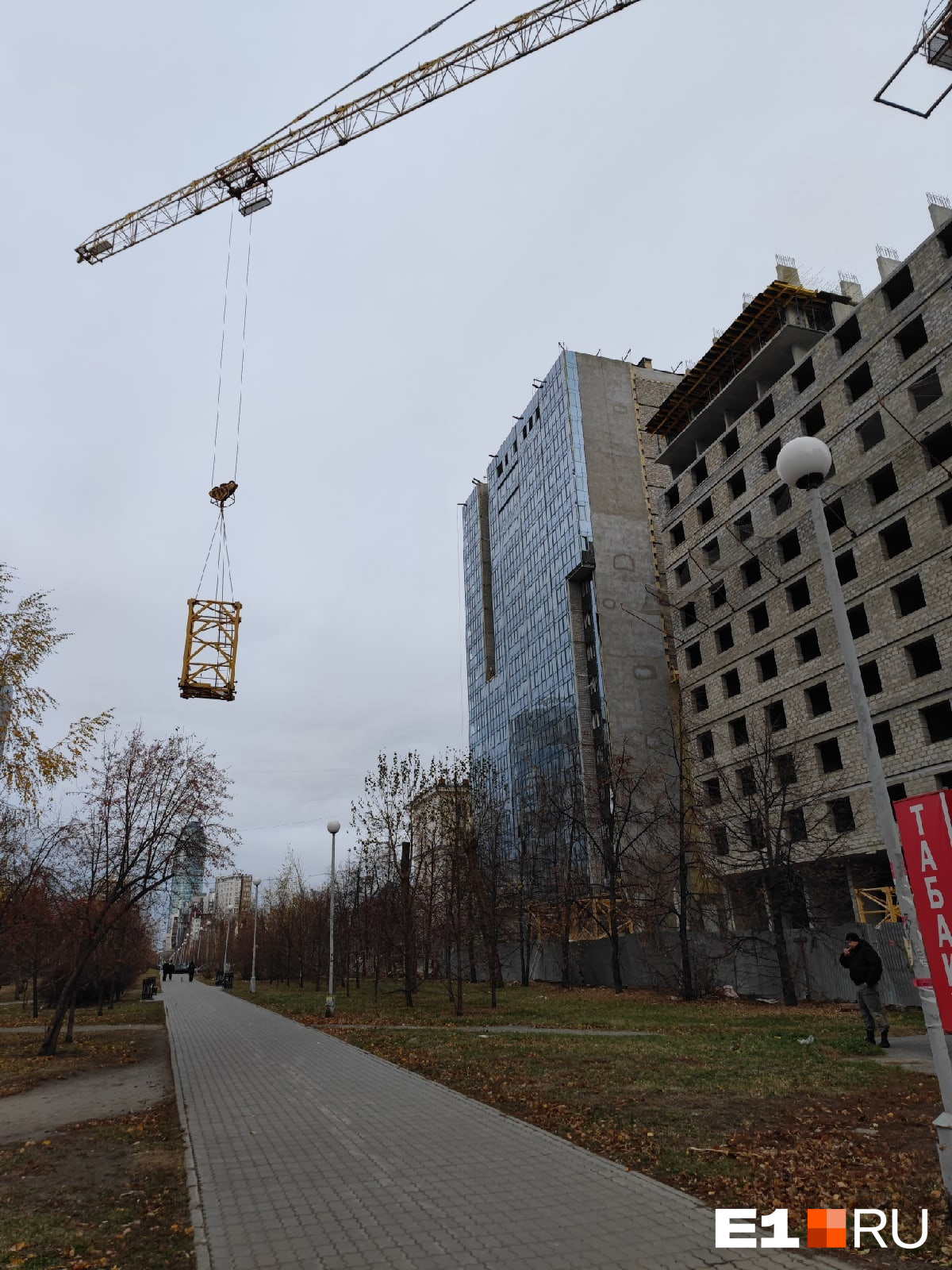 В Екатеринбурге прямо над гуляющими людьми повис груз со строительного крана. Видео