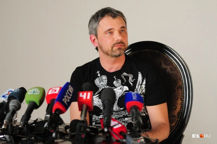 Дмитрий устроил пресс-конференцию, в ходе которой заявил, что не убивал Юлию Дмитрий устроил пресс-конференцию, в ходе которой заявил, что не убивал Юлию