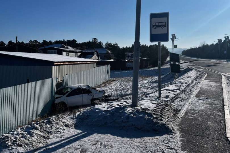 Toyota снесла столб освещения и протаранила забор на трассе в ...