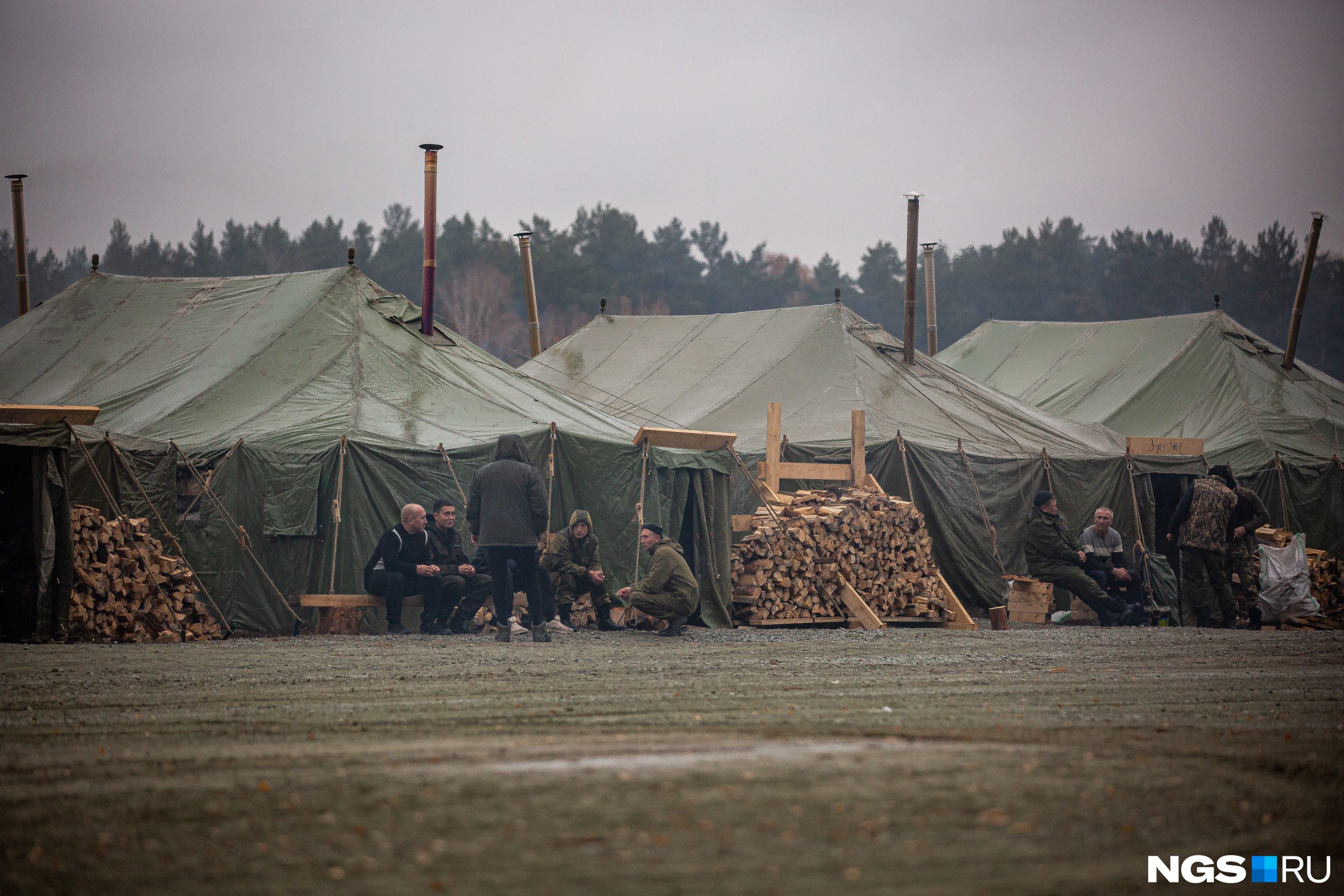 По словам мобилизованных, сейчас в учебном лагере размещаются около 12 тысяч человек со всей Сибири. Это число хотят увеличить до 18 тысяч