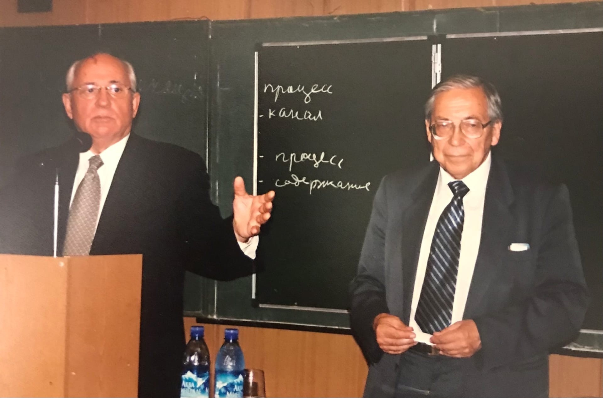 Михаил Горбачев с деканом факультета журналистики Ясеном Засурским