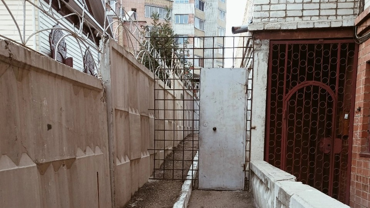 Неизвестный воткнул металлическую калитку в проходе к жилым домам в Чите