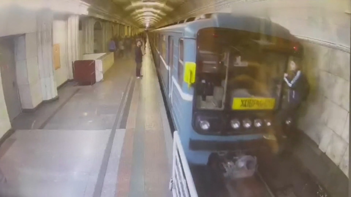 Зацепер проехал станцию метро на зеленой ветке, закрепившись за последний вагон поезда. Видео