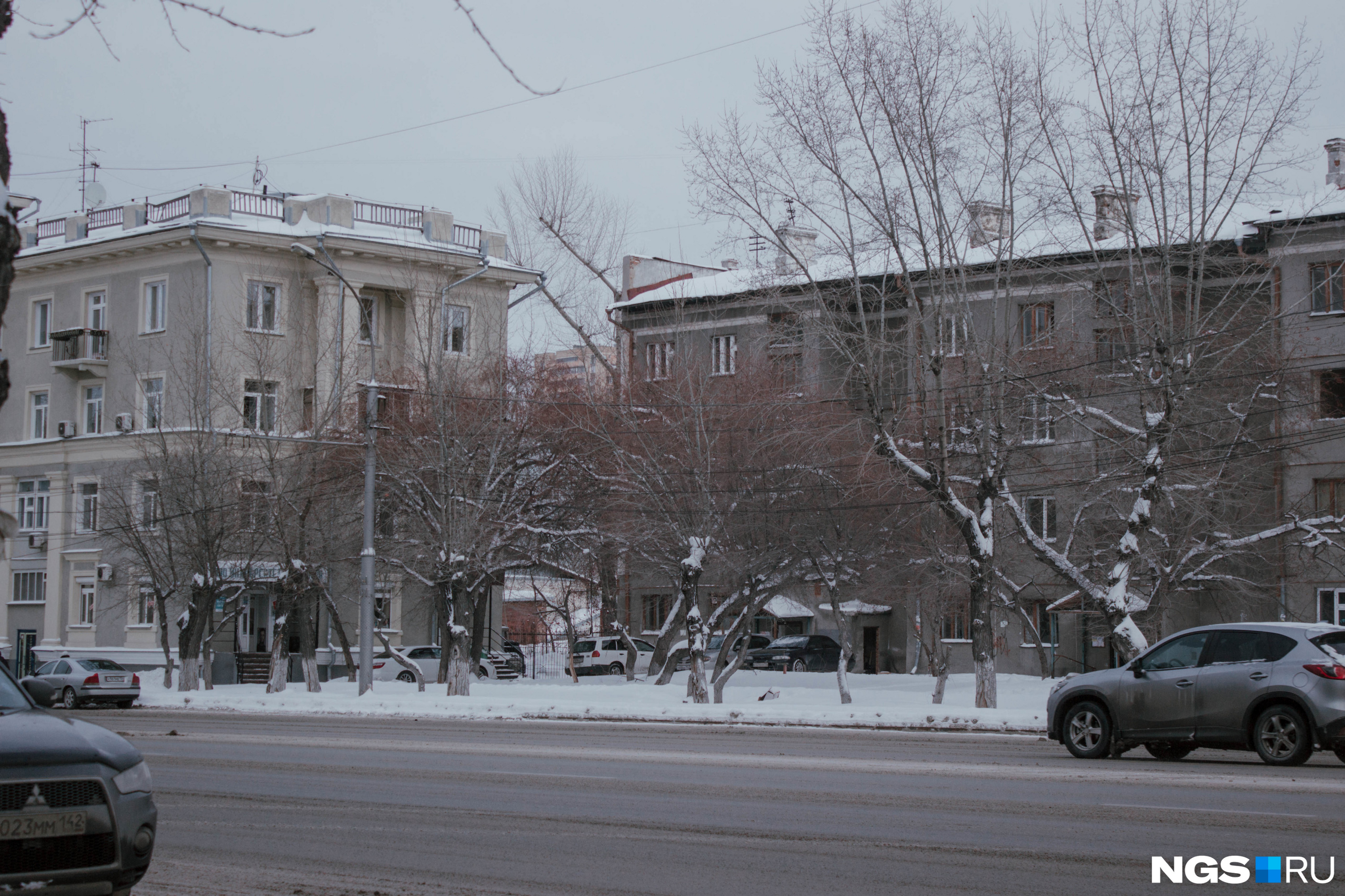 Разрушающийся пустой дом выглядит чужеродным элементом среди архитектурного ансамбля на Станиславского