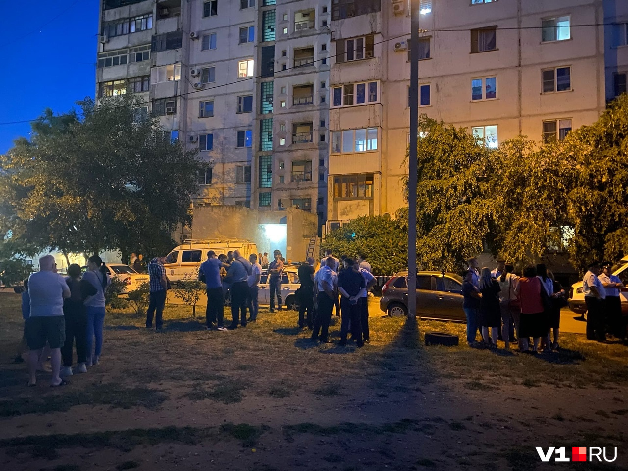 Астрахань девочка упала. Вид из окна многоэтажки. Фото из окна. Высотки Волгограда. Российский двор из окна.