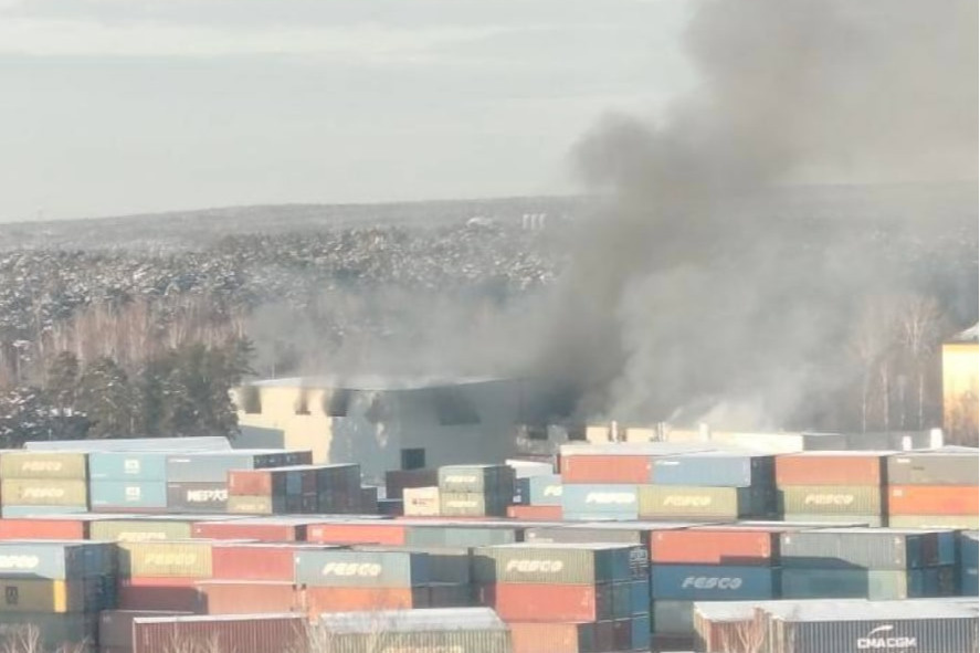 Видео: в Кольцово начался огромный пожар. По пути на тушение машина спасателей попала в ДТП