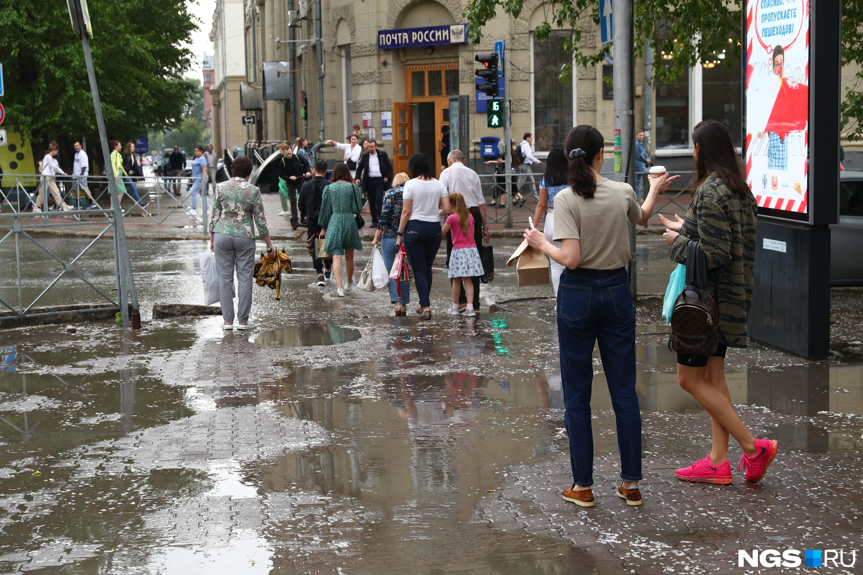 Вечером после 12. Дождь на улице. Люди в городе. Ливни. Дождь в городе.