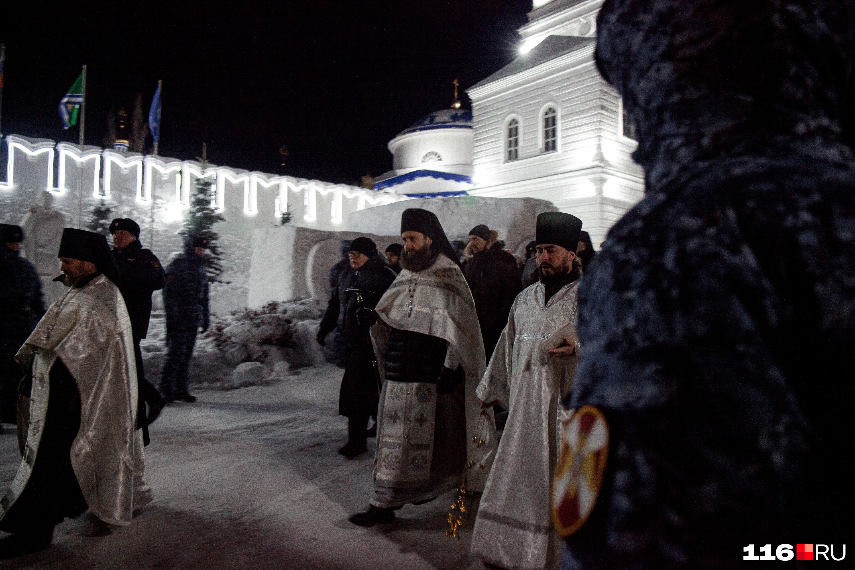 Как прошло крещение. Крещение господне окунание. Как прошло крещение. Купель на улице. Крещенские купания 2023 петропавловская крепость.