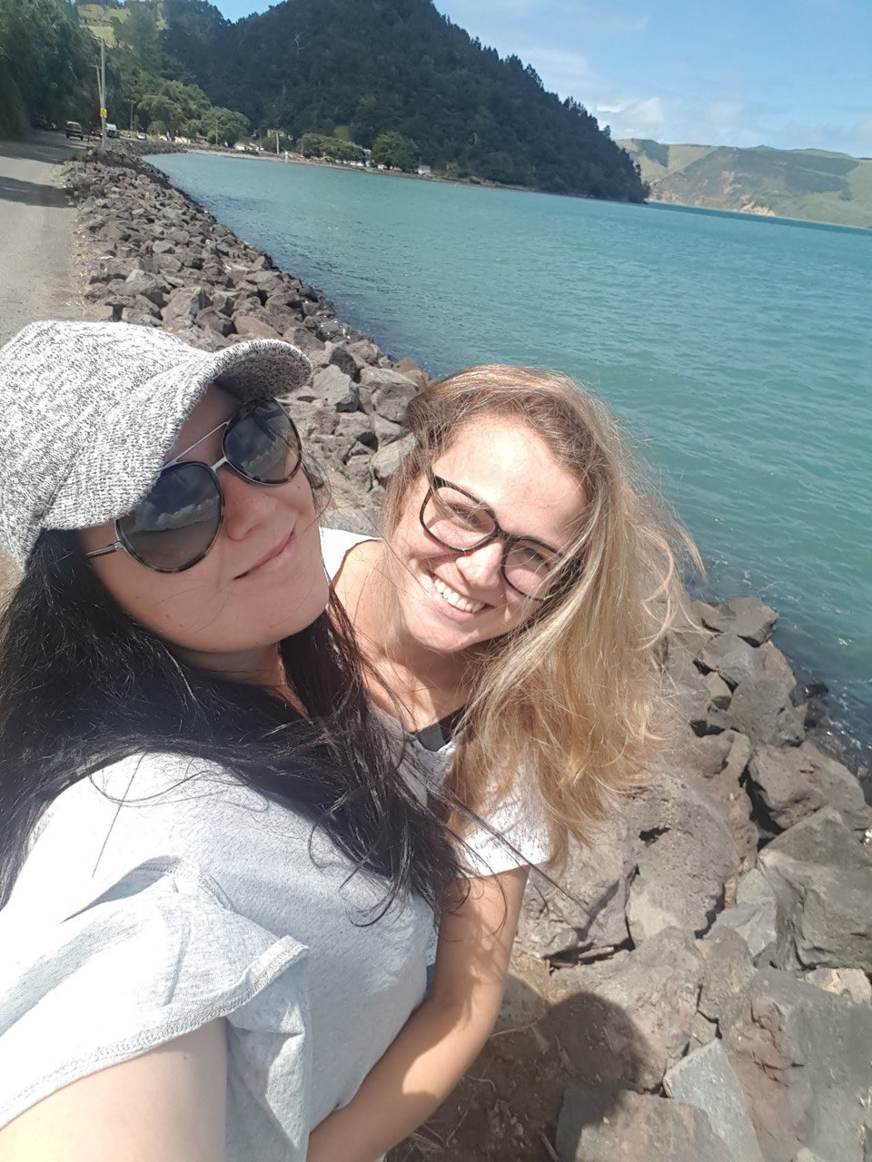 Лена с подругой Настей на пляже в западной части Окленда неподалеку от дома Лены Лена с подругой Настей на пляже в западной части Окленда неподалеку от дома Лены
