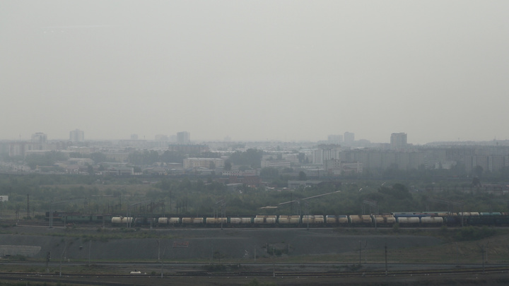 «А пахнет-то как!»: Челябинск заволокло густой серой дымкой