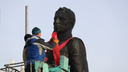 Памятник Покрышкину убрали с площади Маркса — как это происходило и когда его вернут