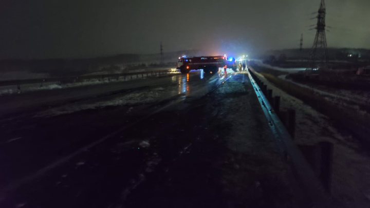 Водитель успел выпрыгнуть: на трассе под Красноярском опрокинулся и сгорел бензовоз