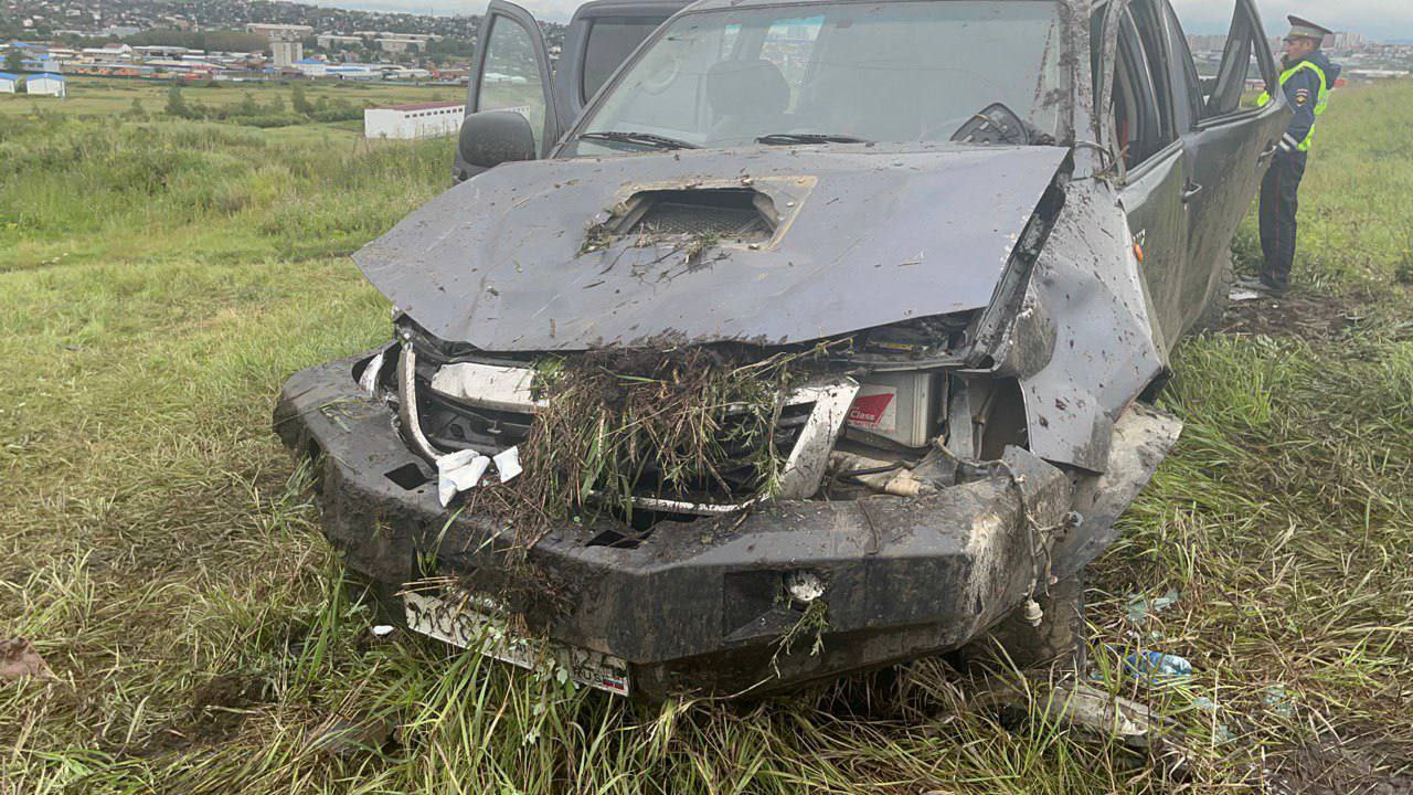 Водитель не смог справиться с автомобилем, который занесло на мокрой дороге