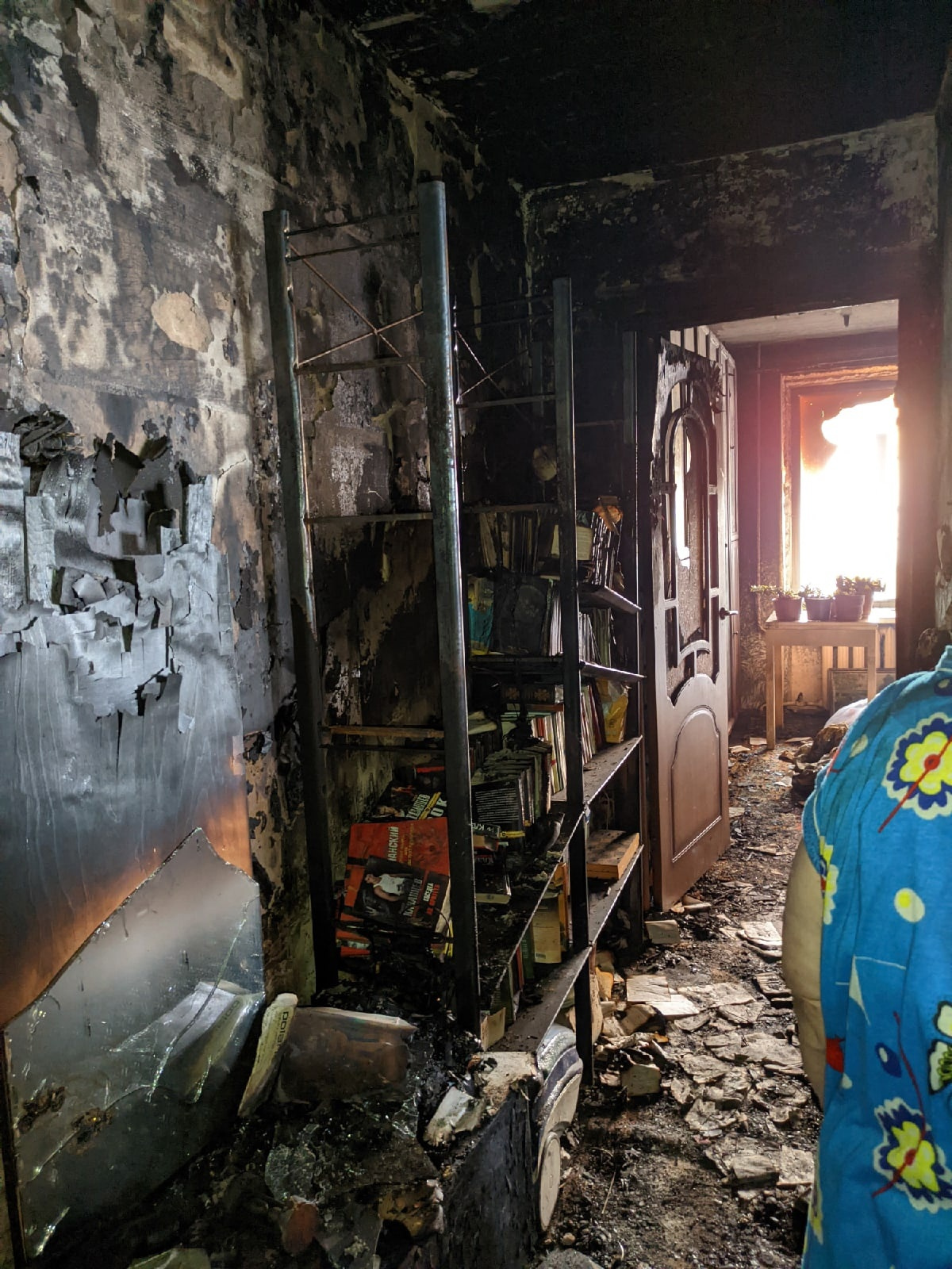 В пожаре пенсионерка не пострадала, вышла из дома в чем была — в старом домашнем халате и тапочках