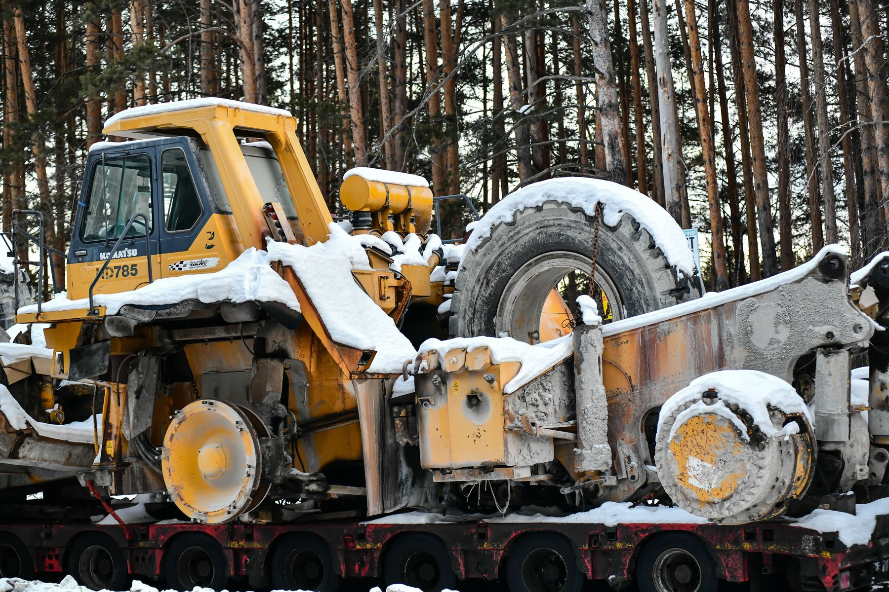 В кузове тягачей разобранные самосвалы В кузове тягачей разобранные самосвалы
