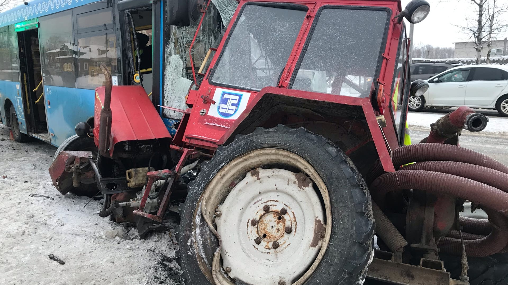 Появилось видео аварии, которую все обсуждают: как автобус смял трактор в Архангельске