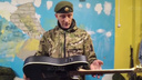 Певица Юлия Чичерина передала гитару снайперу из Новосибирска