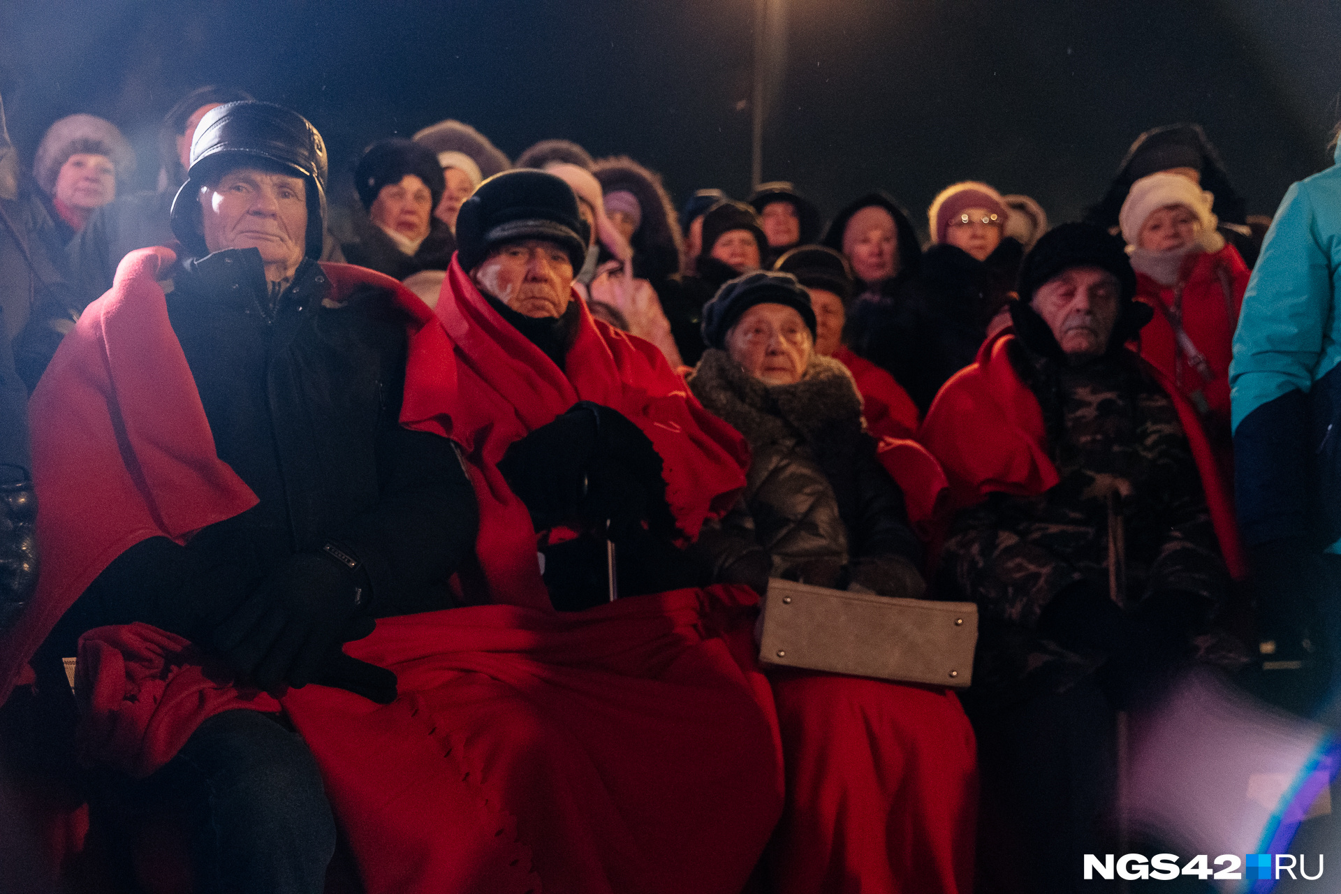 В мороз -20 на открытие стелы «Город трудовой доблести» приехало десять ветеранов Великой Отечественной войны