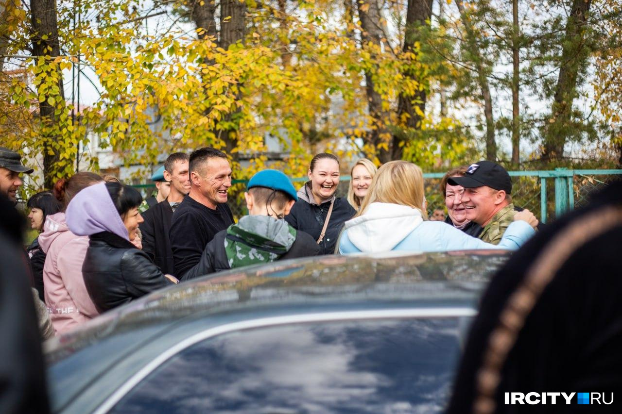 Друзья тоже не давали впадать мужчинам в уныние — хотя иногда приходилось смеяться сквозь слезы Друзья тоже не давали впадать мужчинам в уныние — хотя иногда приходилось смеяться сквозь слезы