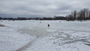 «В любую минуту может расползтись под ногами»: в Ярославле спасатели запретили выход и выезд на лед