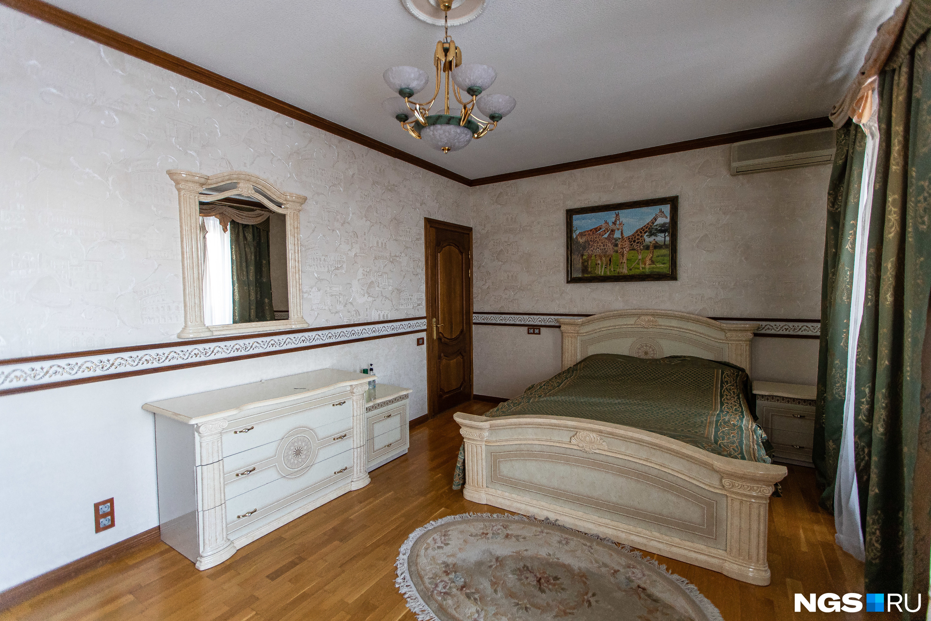 Одна из спален в квартире, которая когда-то принадлежала долларовому миллионеру